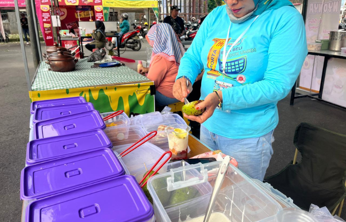 Es Teler Becomes Ramadan Favorite as Refreshing Drink Sells Out Fast at Tulungagung Market