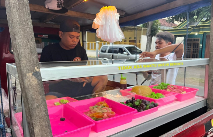 Traditional Takjil in Tulungagung: Lupis and Cenil Drenched in Palm Sugar Dominate Ramadan Markets