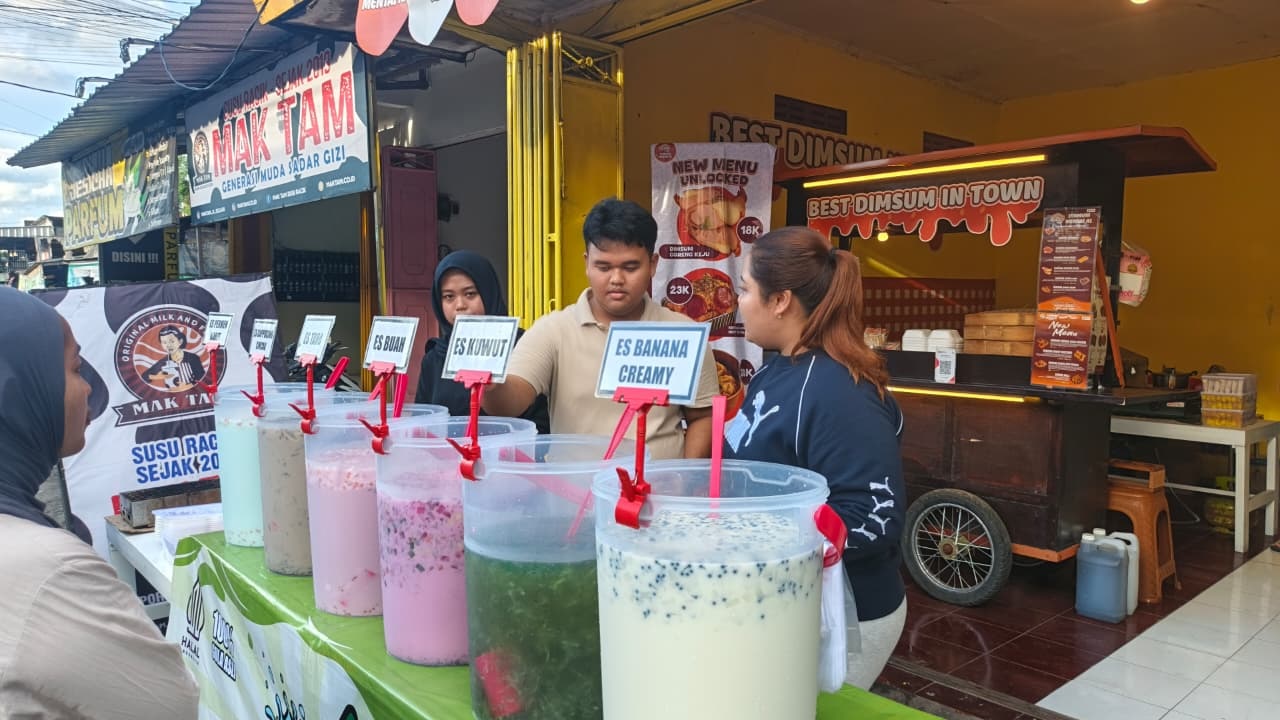Es Gayung Ramadan Drink Draws Crowds in Tulungagung With Unique Serving Style