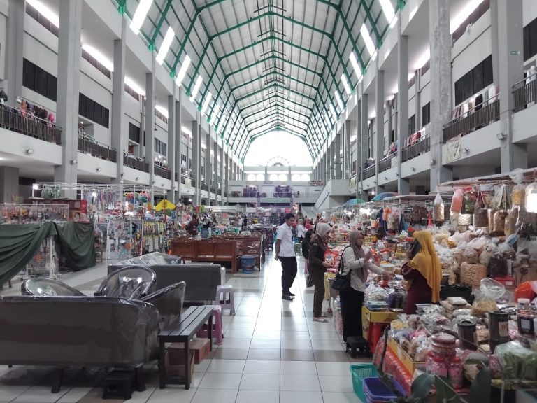 Pasar Pon Trenggalek Records Early Rise in Shoppers as Eid al-Fitr Approaches