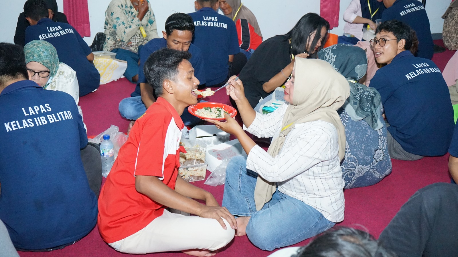 Blitar Prison Iftar Brings Emotional Family Reunion Behind Bars During Ramadan