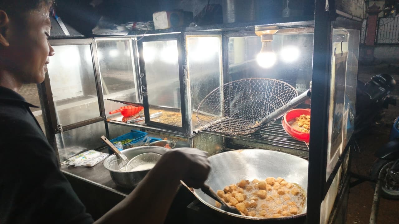 Crispy Fried Tofu Gains Popularity in Tulungagung as Ramadan Buyers Queue Before Sunset